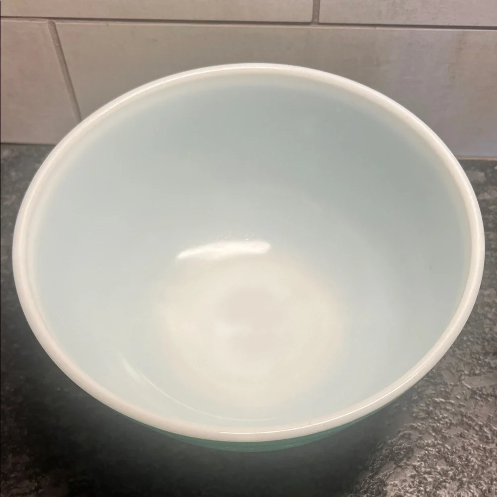 403 2.5 qt Vintage Pyrex Green Mixing Bowl. No chips or cracks